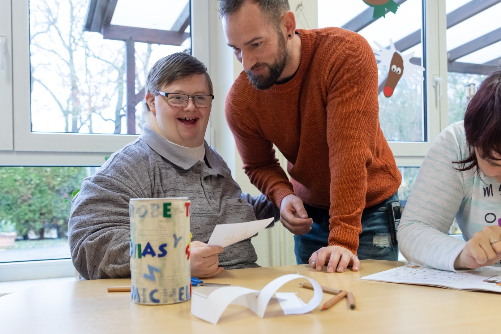 Gemeinsames Arbeiten und Lachen in der Lebenshilfe